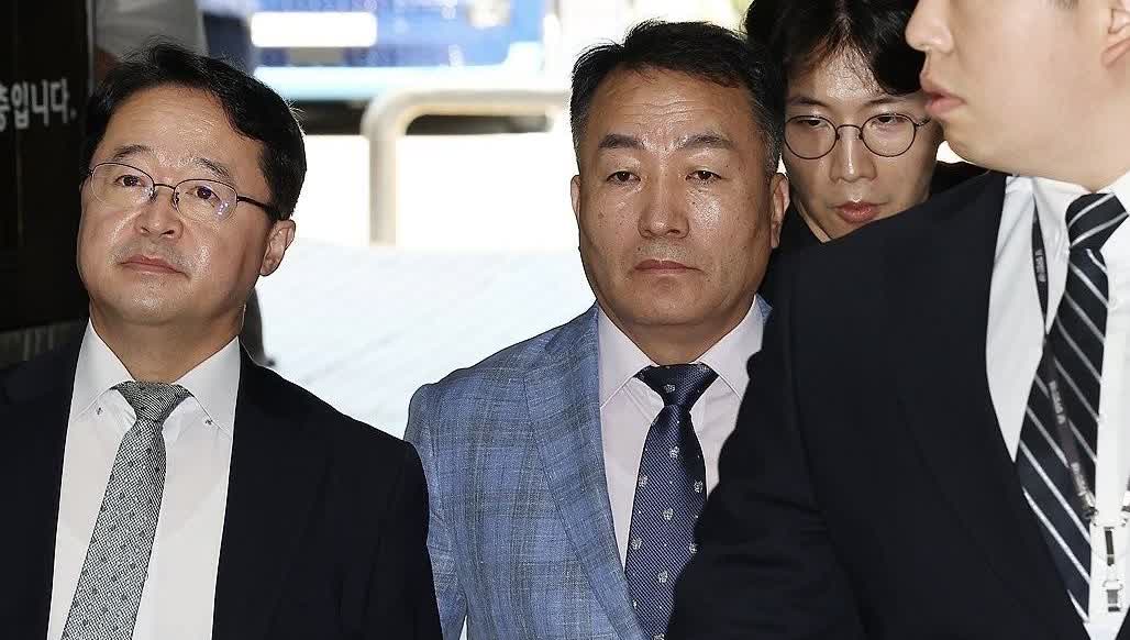 韩国海军特检组23日表示，计划以嫌疑人身份再次传唤逮捕令被驳回的前海军陆战队司令