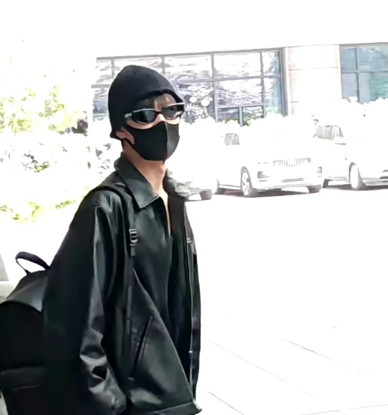 跑男期待的昀牵孟绕终于到齐啦！
小林于今日到达武汉，感觉这次首录真的加上明星过