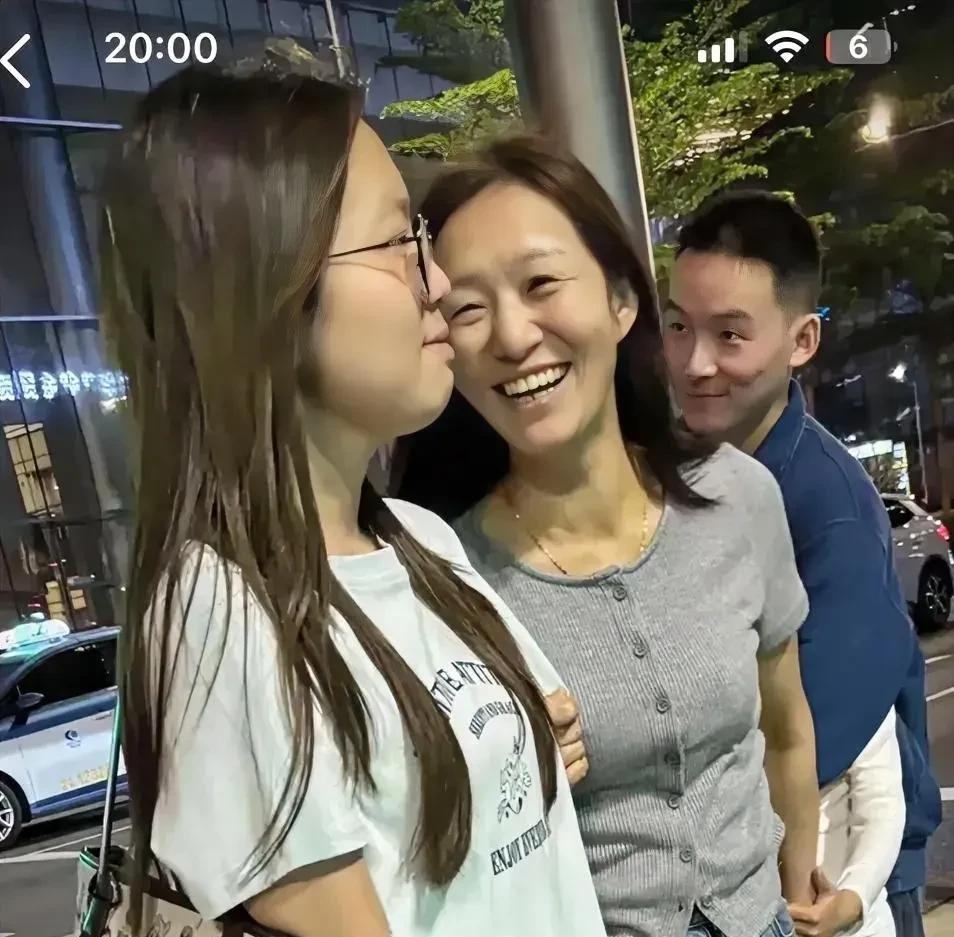 妈妈笑得好开心啊
天伦之乐
儿女绕膝
是多少人最普通的生活场景
可对于一个失去2