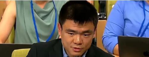 明明只是个小记者，却能把联合国搅翻天，给他一个提问的机会，他反手就是一道送命题逼