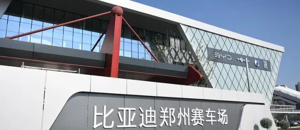 这就是赤裸裸的现实：
油车30万：使用10年，油费10万，卖5万
电车30万