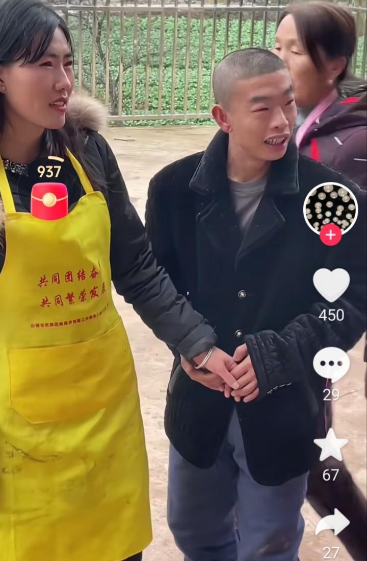 在甘肃农村有这么一位单身汉，没正事干每天就去找女性跳舞，他的脸皮很厚这位不愿意他