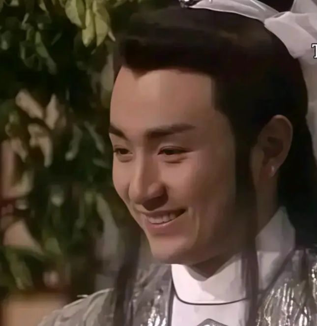 继续追剧《狮城山海》。

剧中那个阴险狡诈，贪得无厌的风云堂堂主大鹏，原来是香港