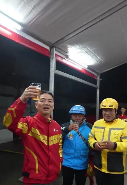 这是我见过最霸气的刘强东，简直就是往王兴脸上扇了一个大嘴巴子。“欢迎饿了么，美团