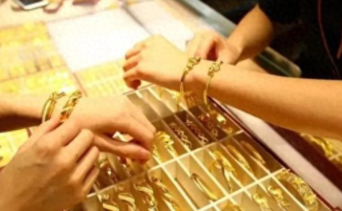 陕西西安，一女子购买黄金时试戴2.2万金手镯，谁知放手里掂量时，竟意外“变形”，