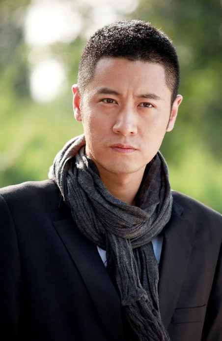 任重从以前被吐槽的“油腻小生”，变成了现在的中年型男，真的变化太大了！当年任重可
