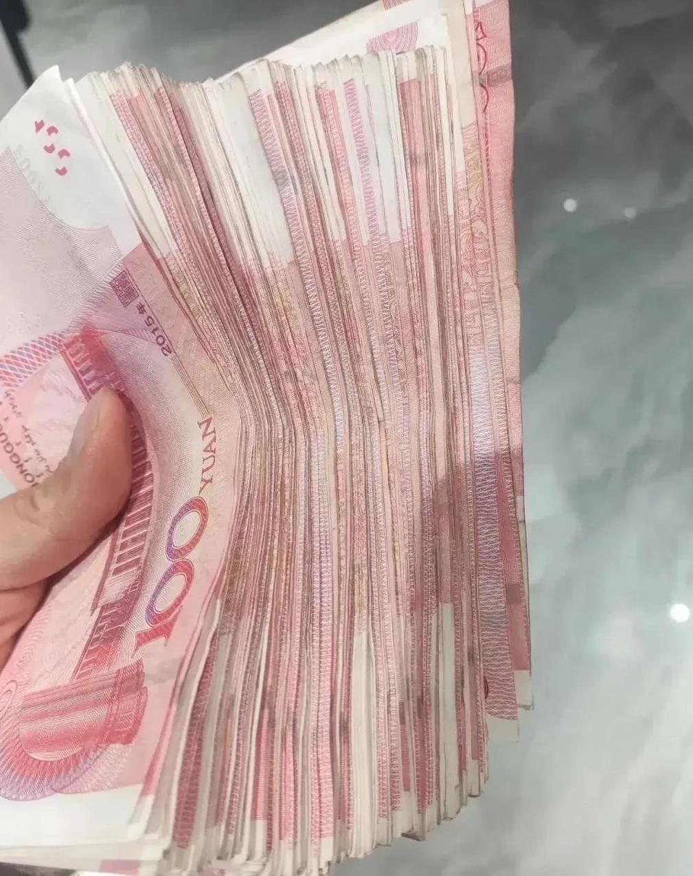 中午，老公退休金到账，8990元，他说：“我同学都比我退休金高，我也工作那么多年
