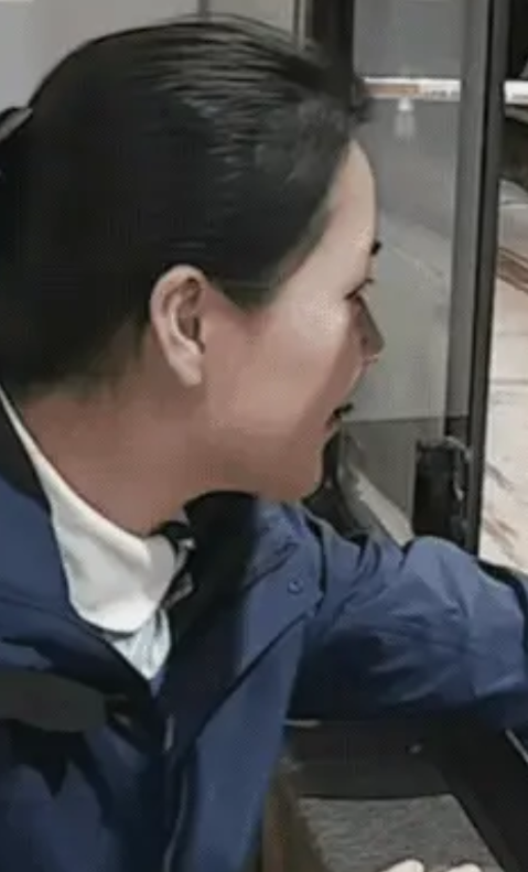 “这个收费员让杭州上大分了！”在浙江杭州，一位车主驾车路过收费站时，随口问了一句