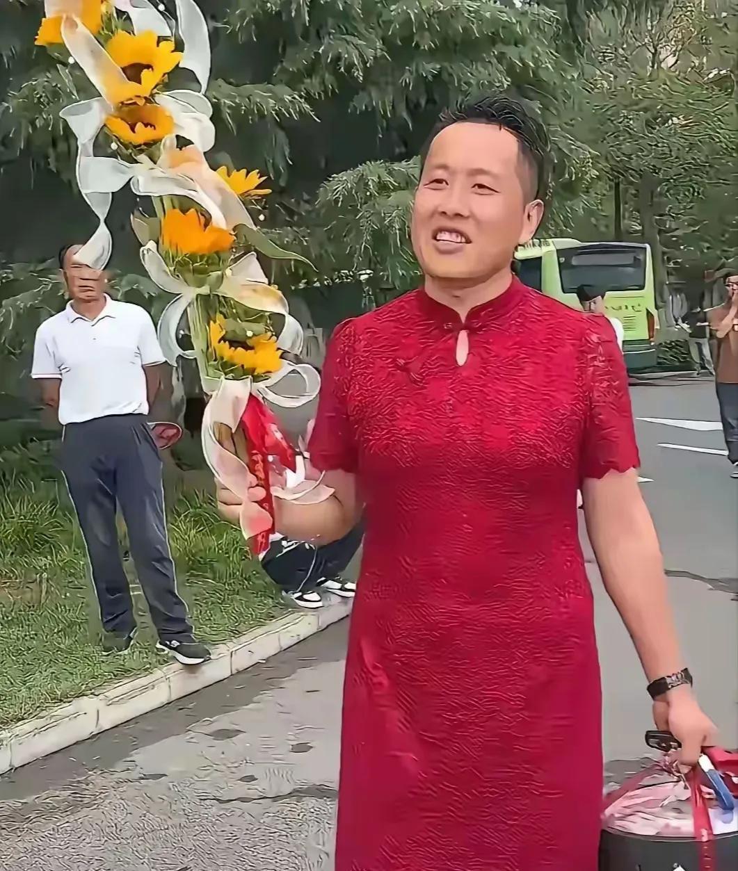 这样的父亲你喜欢吗？高考为了给孩子鼓气考个好成绩，父亲当女人穿旗袍在校外鼓气，寓