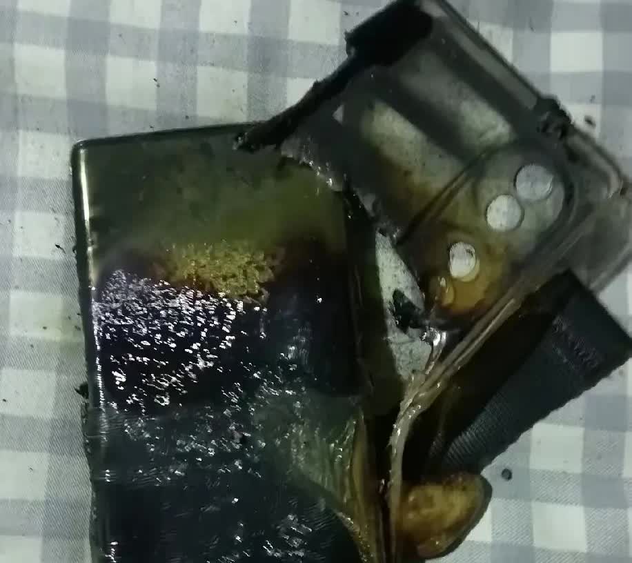 贵州，一名男子晚上睡觉的时候，突然闻到一股烧焦味，他被惊醒之后，发现竟是放在自己