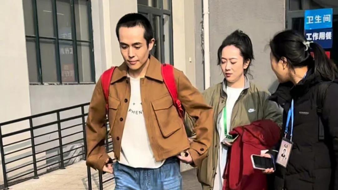 甜蜜狗粮来袭，许紹洋“逼问”王星女友相识细节