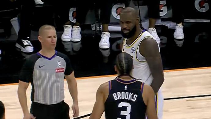 湖人罚球43-25引争议！太阳主帅炮轰裁判 布克称詹姆斯撞倒狄龙却没哨