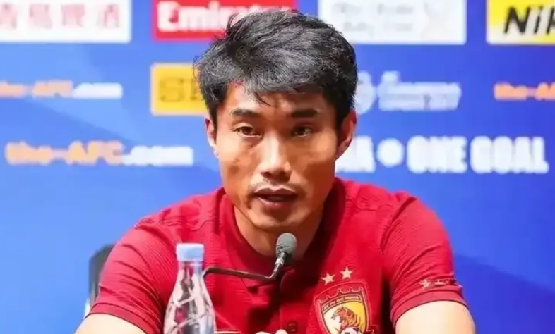 很多球迷选择性记得2022年郑智执教广州队降级，却不记得2021年恒大暴雷，资金