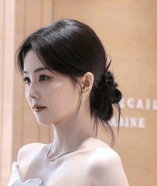 真不知道小黑粉们到底长没长脑子
这么漂亮的鹿鹿居然说是普女
她普了吗？于妈力挺的