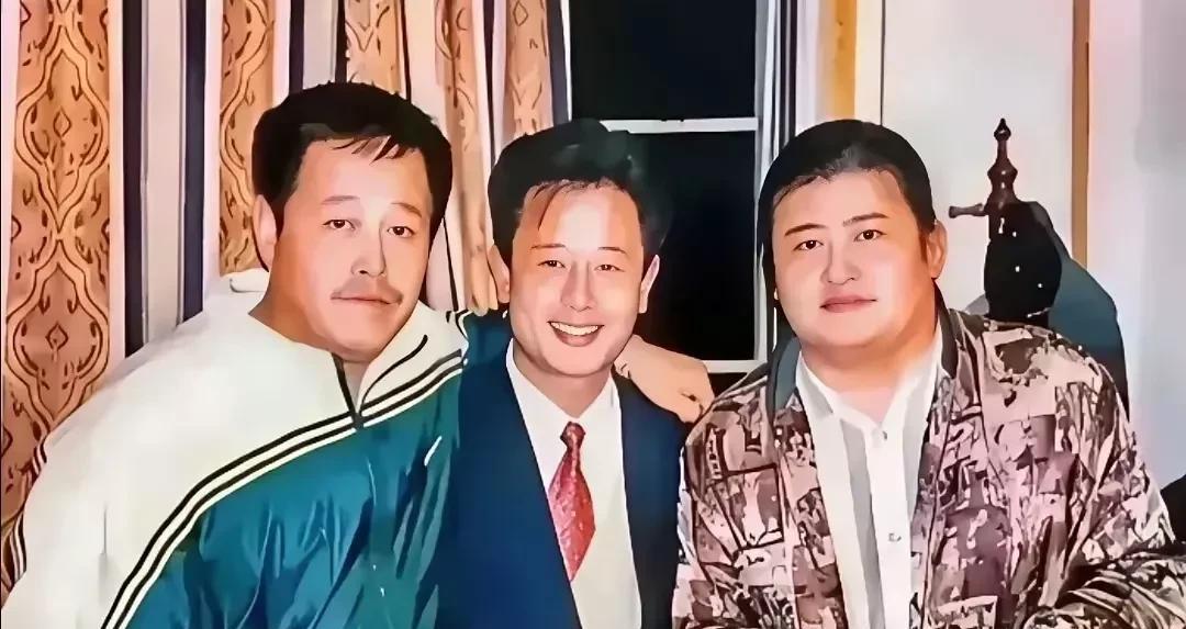 久违的老照片，左一是大家喜欢的二人转演员赵本山，右一是耳熟能详的歌者刘欢，中间C