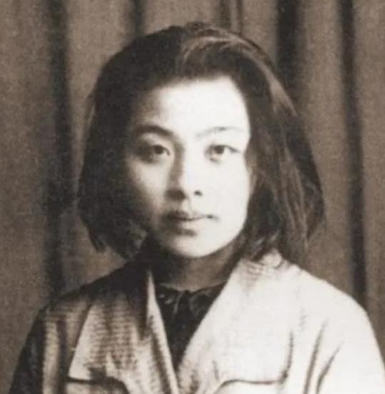 1928年，才女丁玲同时爱上了两个男人，并提出了三人同居，不可思议的是，她的想法