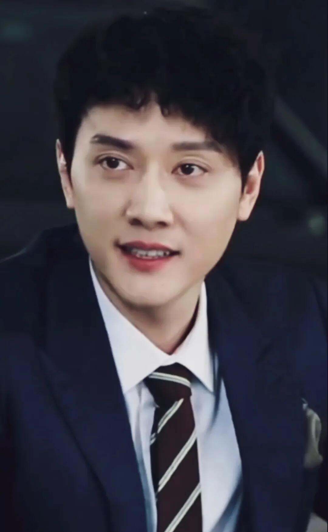 这才是内娱里比黄晓明帅的男明星，他的帅是柔中带刚，儒雅帅气，人品好。第一次看他演