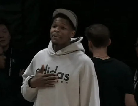 湖人对阵森林狼的比赛已结束。
比赛最后时刻，里夫斯罚球线抛投命中完成压哨绝杀，湖