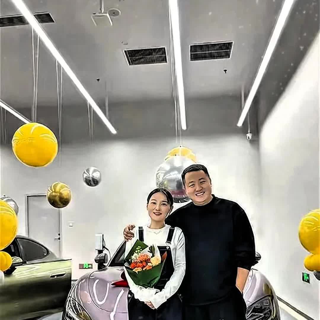 这两位真是雷军的米迷！去年买的小米汽车跌落悬崖，车子摔的面目全非，而人却安全无事