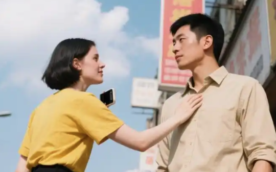 外国女博主第一次来国内，触碰路人肌肤进行亲密测试，下一秒她懵了