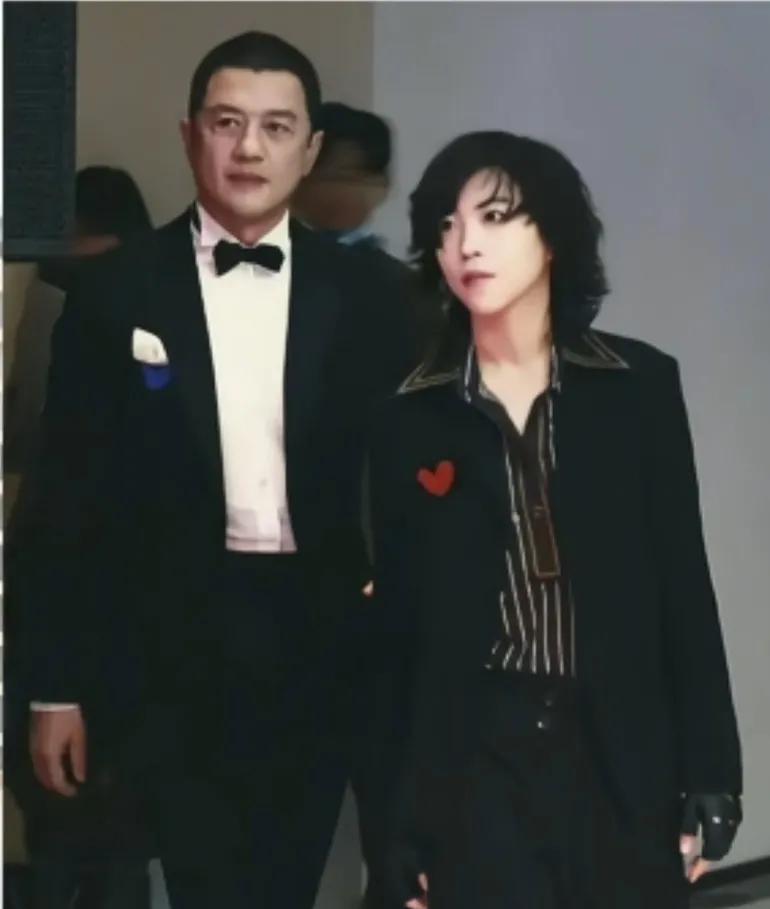 窦靖童帮李亚鹏解围还债，李亚鹏对继女没有白疼，真是患难见真情！
这只能说王菲教育