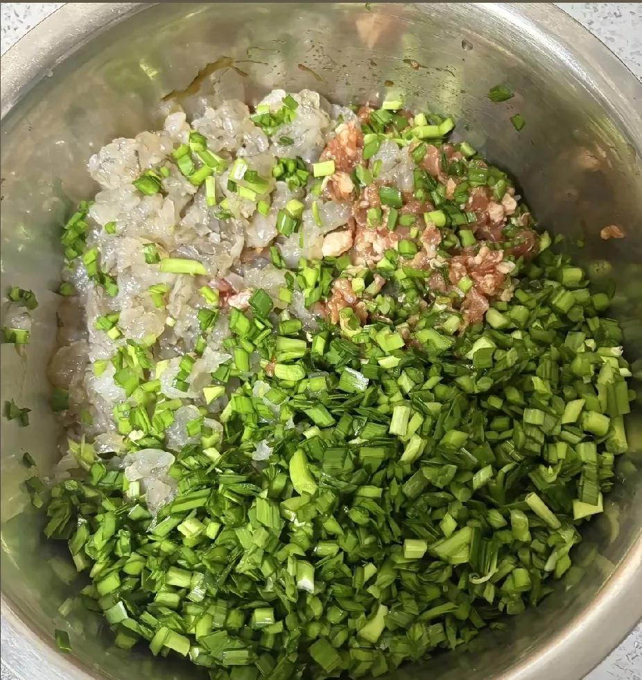 生活苦难的朋友
听我一句劝，人生也就3万天
咱开心一天是一天
开心的事就两件
一