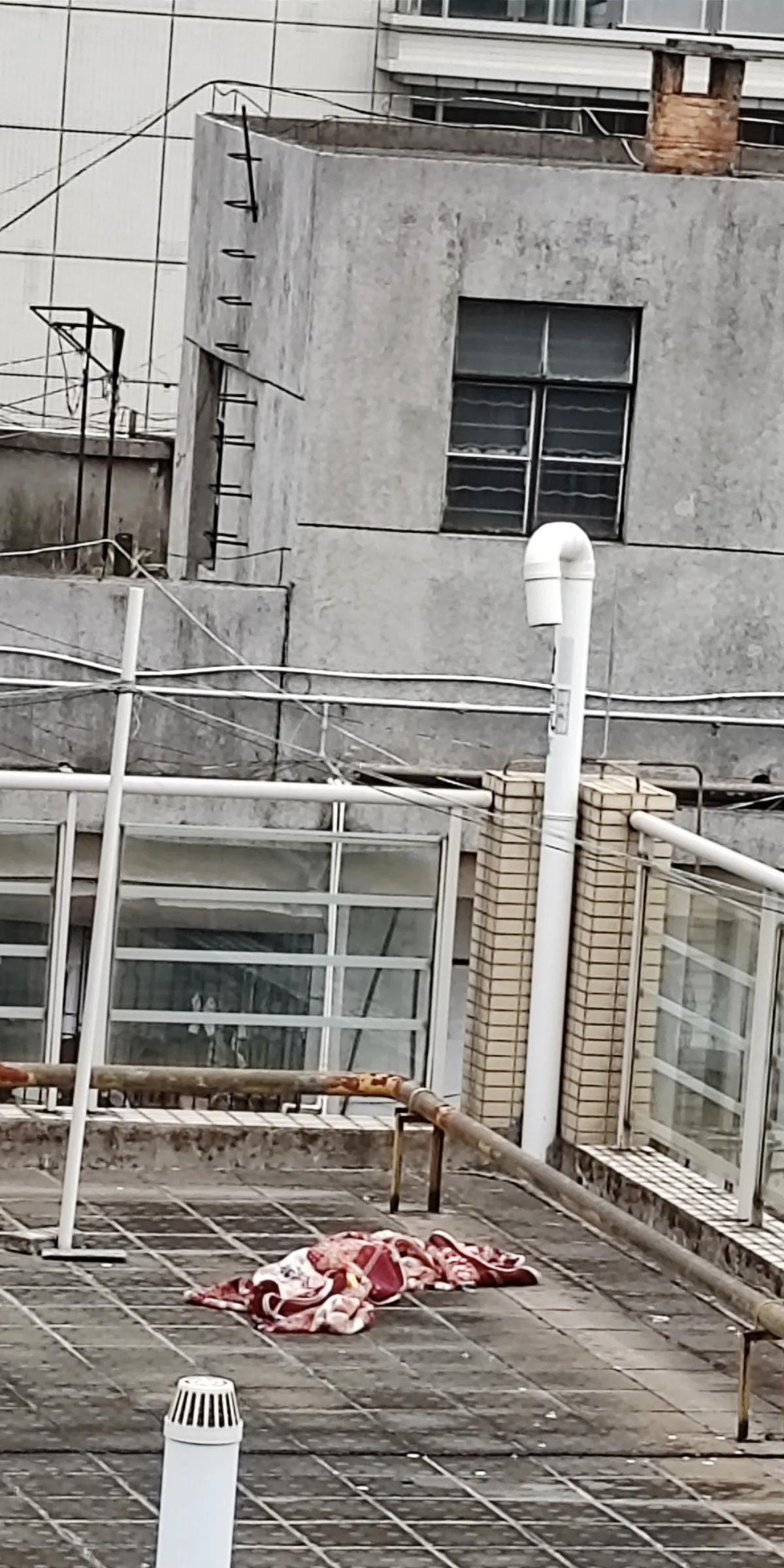 谁家的女人心这么大？
       昨天上午艳阳高照，大清早就开启烧烤模式，对面