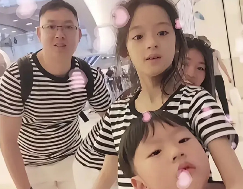 黄杨钿甜家曝光的情况到目前为止是相当诡异的，其父杨先生曾就读于十堰湖北工业职业技