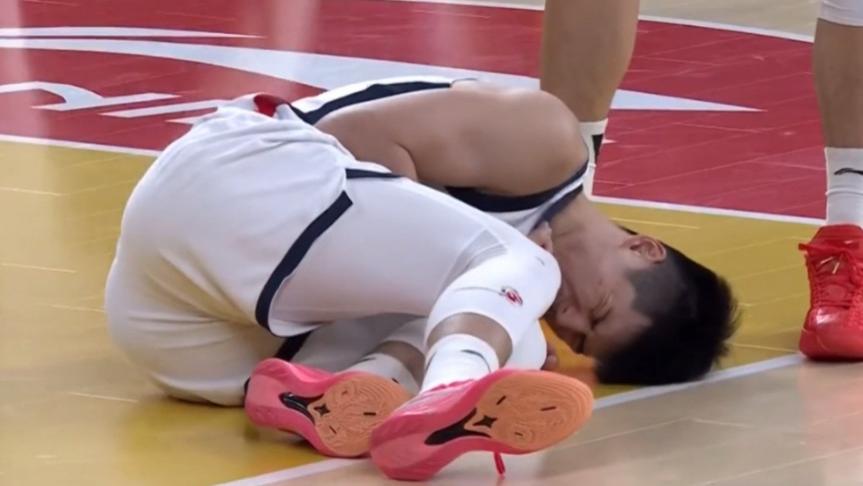 破案！家政被黑肘干翻，裁判却死活不看回放原因找到，贾明儒教得好