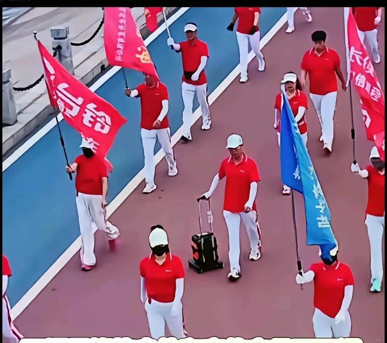 万万没想到！
暴走团拦停消防车的
背后还有家车企
这个把网友们气坏的，都跑去某铃