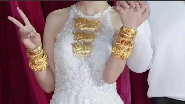 “娶对人了！”广东广州，一对情侣结婚，可由于现在金价太高，妻子不忍心丈夫花大价钱