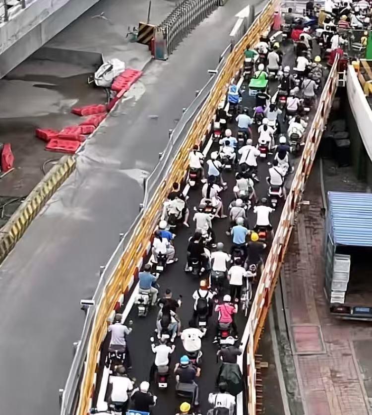 珠江大桥就算不修路，同样都会堵！
住芳村片区的人又只有这一条大桥能过江，不过，比