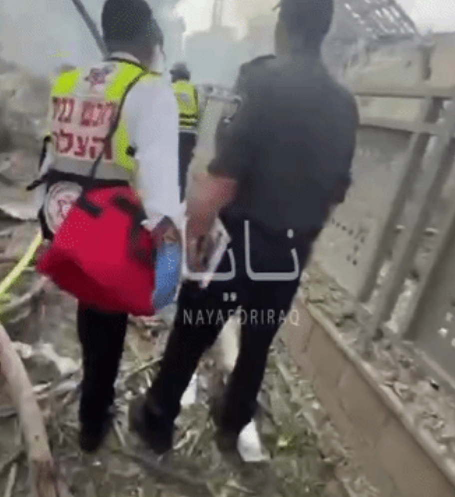 防空洞炸塌以色列人被困。

希伯来语媒体报道：6月22日早上一枚伊朗导弹打在特拉