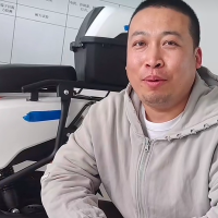 修电动车的小伟