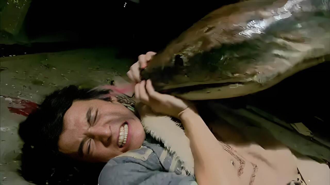 要是不小心被蟒蛇吞进肚子里，手里有把刀，能不能划破蛇肚子逃生？