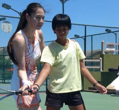 原中国网球运动员胡娜：42年前叛逃美国，晚年高调回国捞金