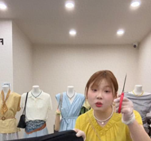 女子不穿内裤留分泌物后续：店主发声，更多细节被曝，事情不简单