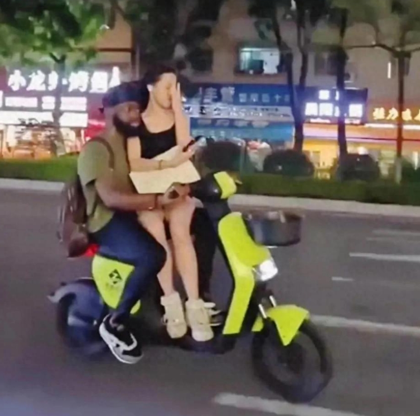 跨国情侣街头“玩命骑车”引争议！