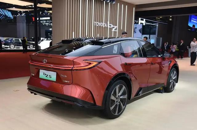 丰田bZ5预售13万起，这配置有点意思