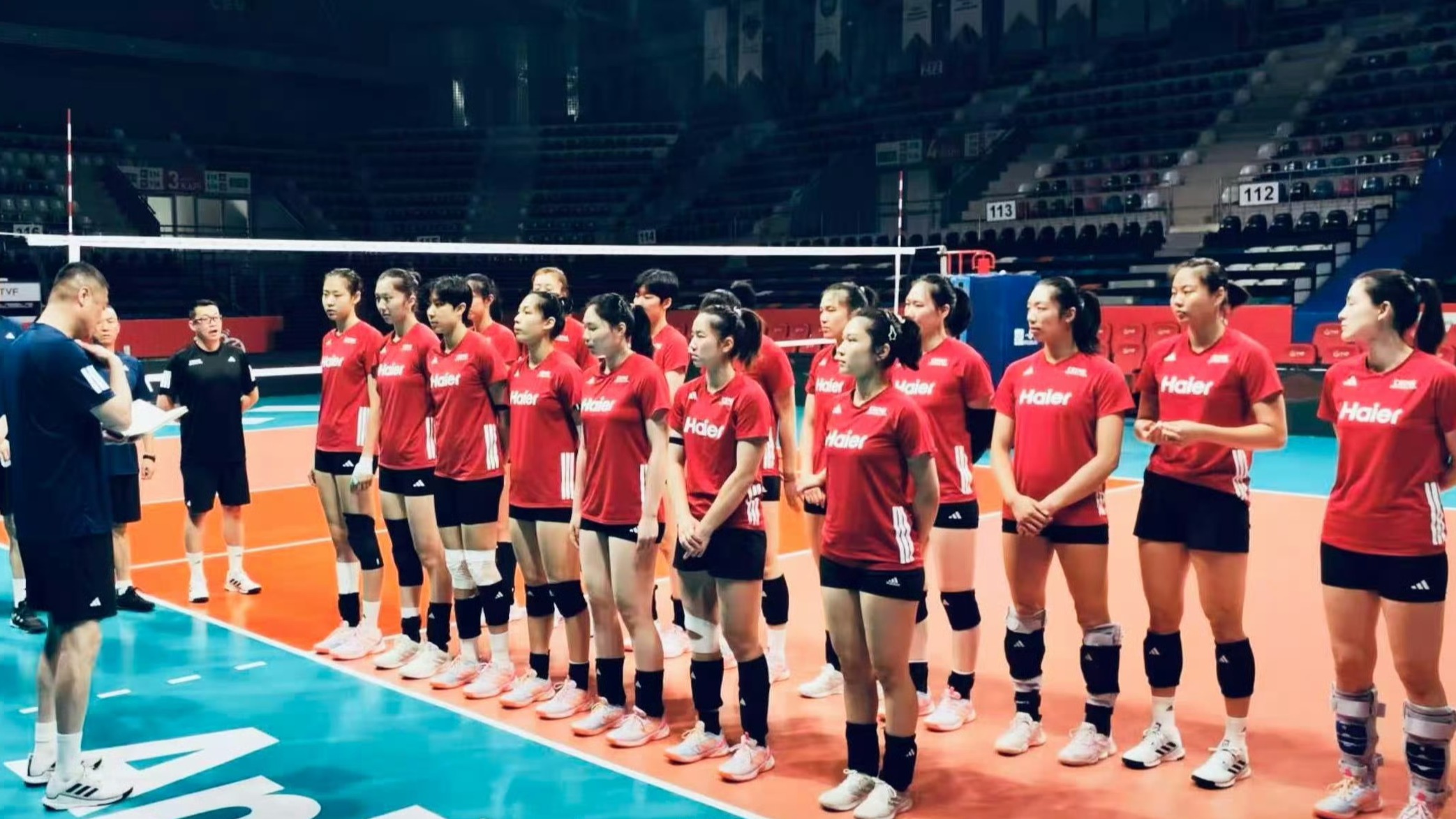 中国女排国外首练！赵勇训话，刁琳宇护具缠腿，董禹含膝伤严重