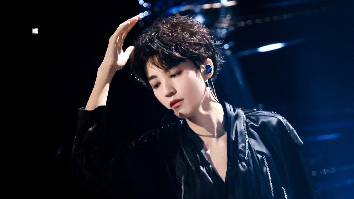 王俊凯江苏卫视跨年湿身封神！内娱舞台名场面，“出水芙蓉”新标杆非他莫属