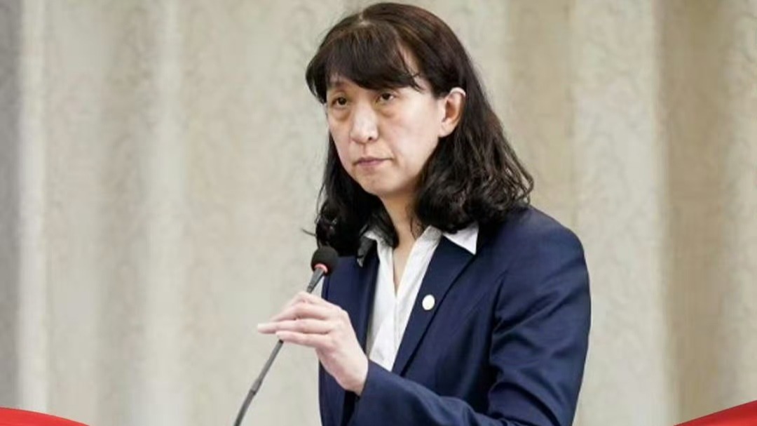 排面！赖亚文丁霞现身北京，一身干练正装，成中国女排代表