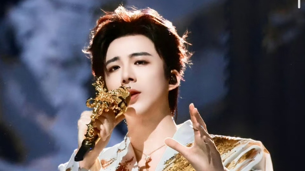 刘宇宁舞台被喊帅秒变“翘嘴”！苏嗓唱哭人，反差萌炸穿全网