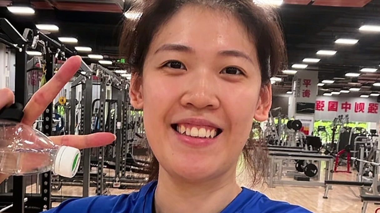 两大国手陪练，李盈莹完成暴扣，弹跳能力出众，将补足女排短板