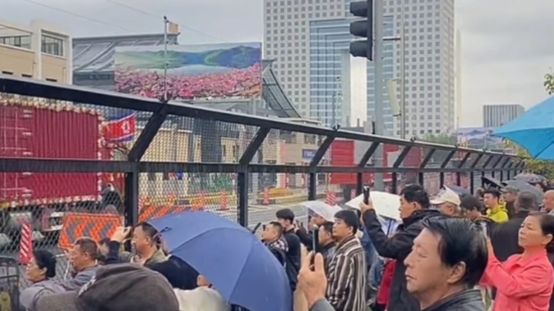 现场直击：10月15日中朝新鸭绿江大桥正式开通，人山人海非常壮观！