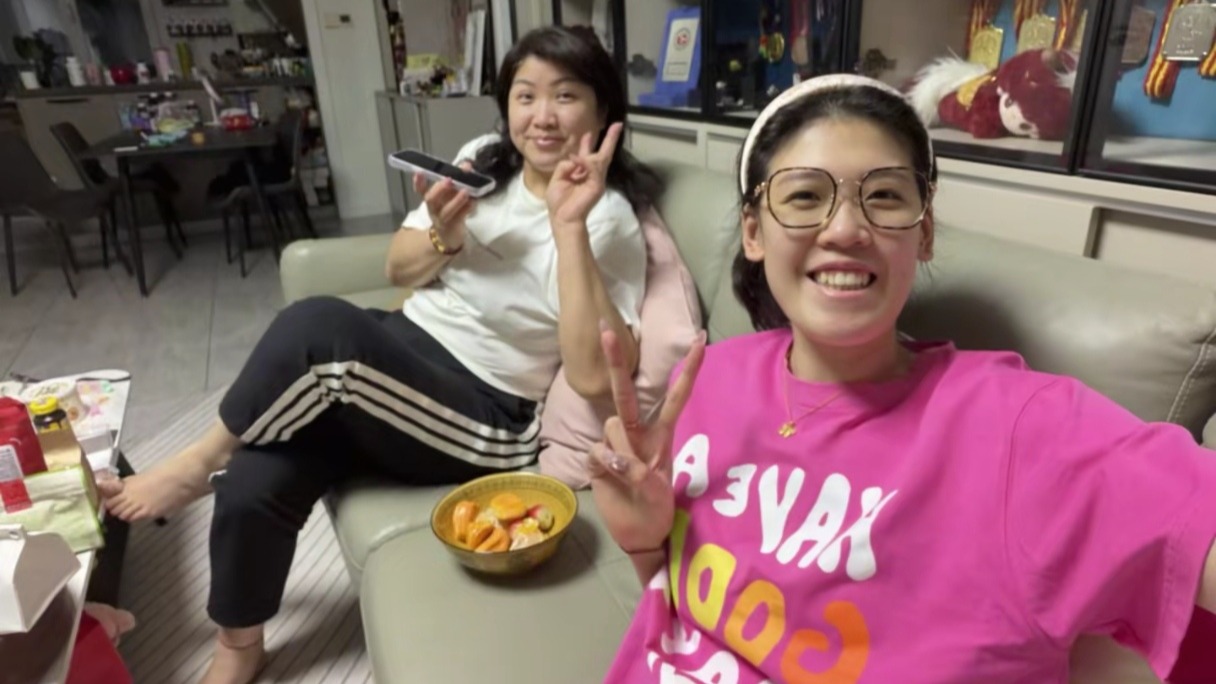 李盈莹返回天津！妈妈陪伴康复，戴眼镜显呆萌，追剧享受美食