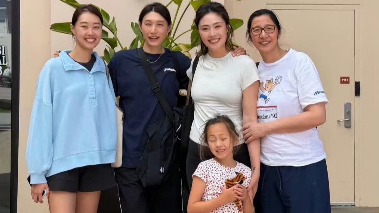 三代女排副攻相聚！薛翼枝太可惜，两人定居美国，一人队友赖亚文