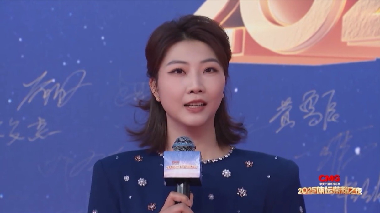 央视邀请！惠若琪完成跨界，袁心玥盛装出席，两人成女排代表