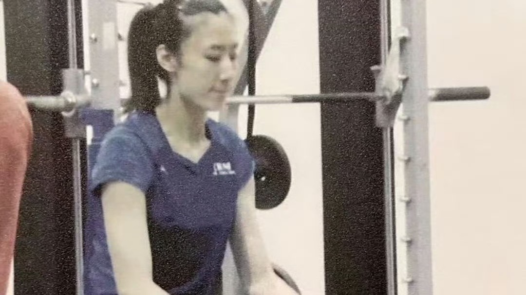 王媛媛发声！深夜公布训练照，扎马尾太显年轻，拦网王备受期待