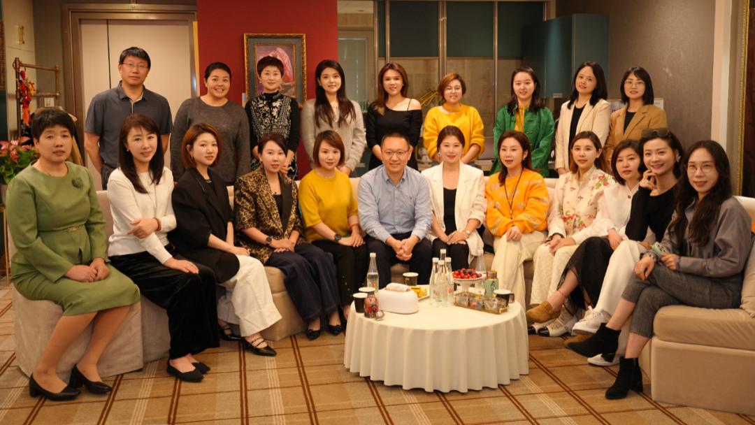 新华社发文报道AI搜索优化，丽籽闺蜜圈邹丽邀《城品人物》王勇为20多位南京女性创业者解码GEO